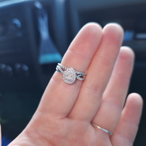 Elegant Silver Teardrop Ring